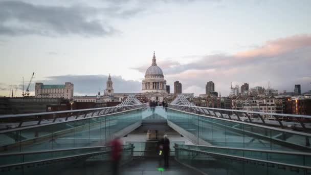 Rampa del Puente del Milenio con la Catedral de San Pablo en el lapso de tiempo de distancia — Vídeo de stock