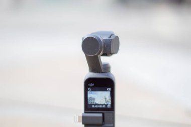 Piccadilly Sirki 'ndeki beyaz binaları kaydeden cep kamerası.