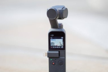 Piccadilly Sirki 'ndeki beyaz binaları kaydeden cep kamerası.