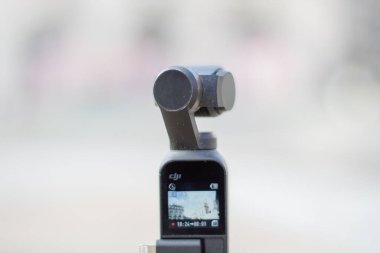 Piccadilly Sirki 'ndeki beyaz binaları kaydeden cep kamerası.