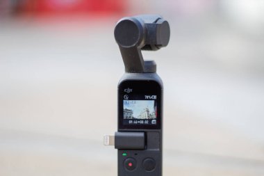 Piccadilly Sirki 'ndeki beyaz binaları kaydeden cep kamerası.