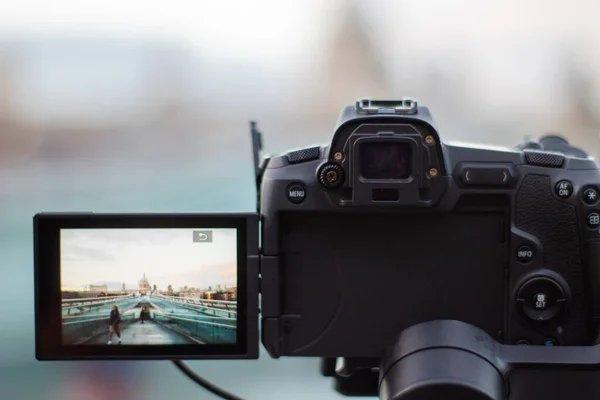 Kamera, Milenyum Köprüsü rampası ve St. Paul Katedrali 'ni kaydediyor.