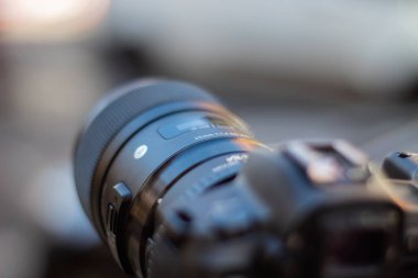 Üç ayaklı kameraya yakın çekim yap Bulanık sokağı kaydet