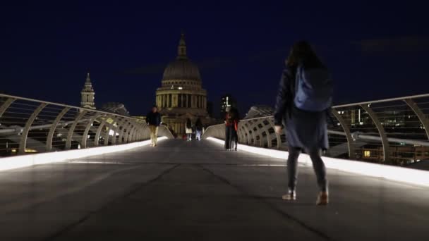Καθεδρικός ναός του Αγίου Παύλου Από τη γέφυρα της Χιλιετίας τη νύχτα με τους ανθρώπους περπάτημα — Αρχείο Βίντεο