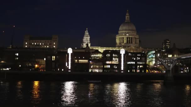 Собор Святого Павла на другом берегу Темзы ночью — стоковое видео