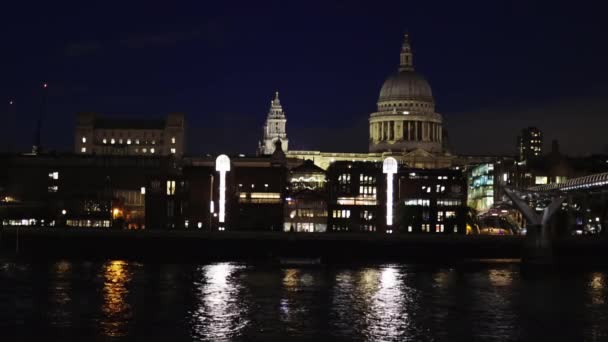 St Paul kathedraal aan de andere kant van de rivier de Theems 's nachts — Stockvideo