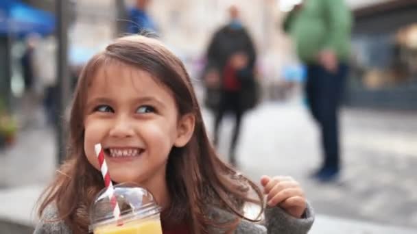 노란 스무디를 들고 웃는 행복 한 꼬마 소녀 — 비디오