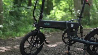 Fiido Parktaki kirli bir yolda elektrikli bisiklet