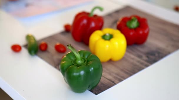 Świeża i kolorowa papryka i inne warzywa na desce do krojenia — Wideo stockowe