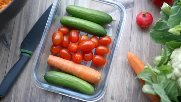 Marchew, ogórek, pomidory i więcej warzyw na drewnianym stole — Wideo stockowe