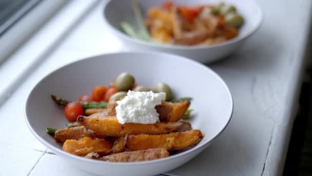 Süßkartoffelfrites mit Quark und mehr Gemüse auf einem Teller — Stockvideo