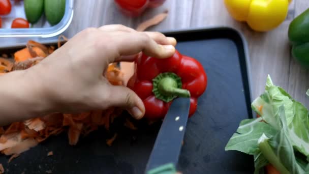 Ženské ruce pevně odříznou stonek červené papriky — Stock video