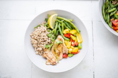 Yeşil fasulye ve dolma biberli tavuk ve karabuğday tabağı.