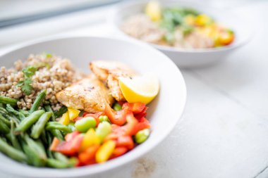 Yeşil fasulye ve domatesli et ve karabuğday yemekleri.