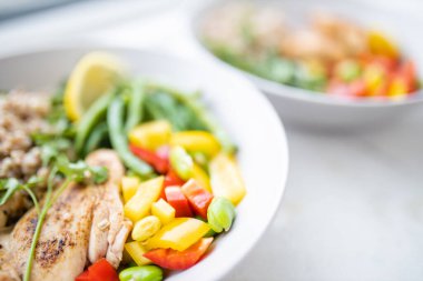 Yeşil fasulye ve domatesli et ve karabuğday yemekleri.