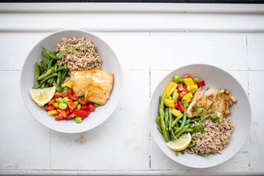 Yeşil fasulye ve domatesli et ve karabuğday yemekleri.