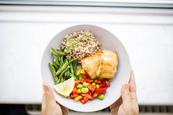 Somon tutan eller ve yeşil fasulyeli karabuğday tabağı
