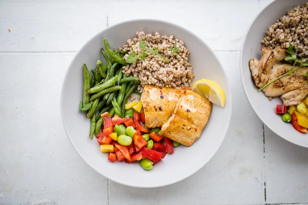 Yeşil fasulye ve domatesli somon ve karabuğday yemeği.