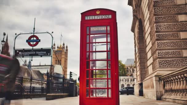 Klasik bir Londra telefon kulübesinin yeraltı girişinin yanındaki zaman atlaması. — Stok video