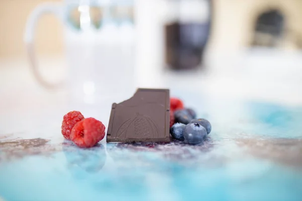 Çikolata ve böğürtlenleri renkli bir mindere ısırdı.