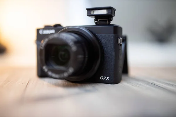 Câmera de bolso moderna e preta pronta para atirar em uma mesa — Fotografia de Stock