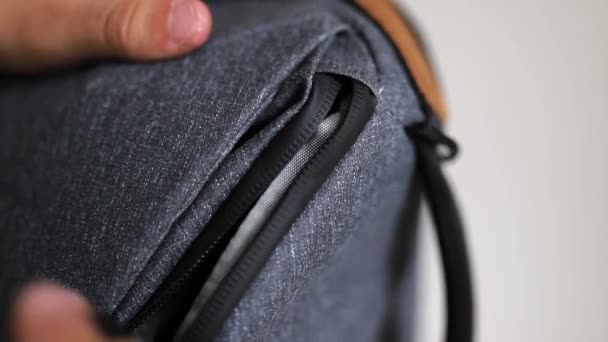 摄影设备用男性手拉上灰色背包 — 图库视频影像