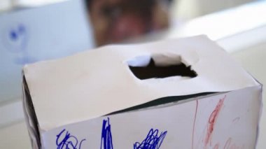 Hoş karalamalarla dolu el yapımı oy sandığı.