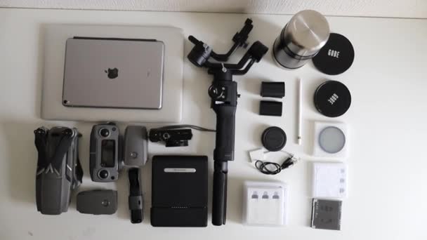 Modern fotografering utrustning visas på ett vitt skrivbord — Stockvideo
