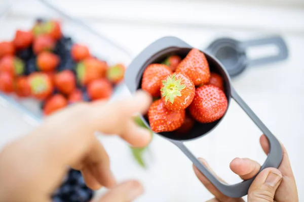 Honhandshållande kopp full med färska jordgubbar — Stockfoto