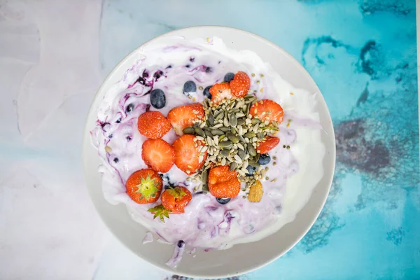 Miska jagód i jogurtu z nasionami na wierzchu — Zdjęcie stockowe