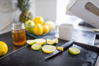 Limon ve limon dilimleri bal kavanozunun yanında bir tepside