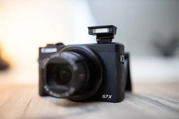 Câmera de bolso moderna e preta pronta para atirar em uma mesa — Fotografia de Stock