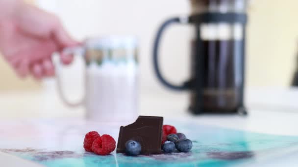 Barra de chocolate mordido y bayas en un mantel de colores — Vídeos de Stock