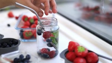 Böğürtlen ve nane içeceğine yaban mersini ekliyorum.