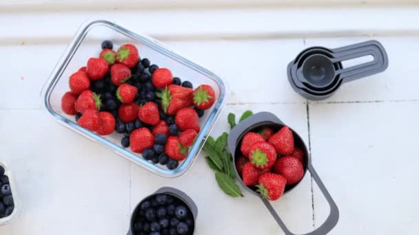 Fresas, arándanos y frambuesas en recipientes de plástico de arriba — Vídeo de stock