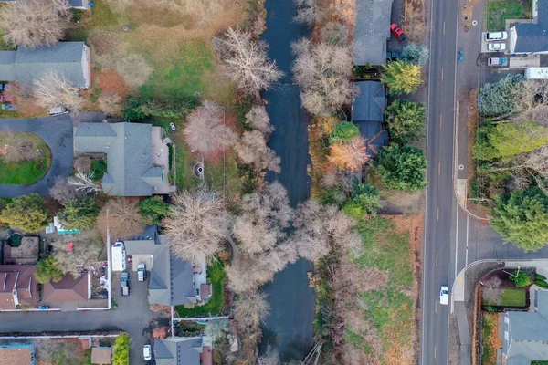 Vista superior de un río tranquilo en medio de un barrio — Foto de Stock