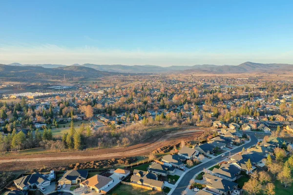 Città tranquilla circondata da alberi con montagne come sfondo — Foto Stock