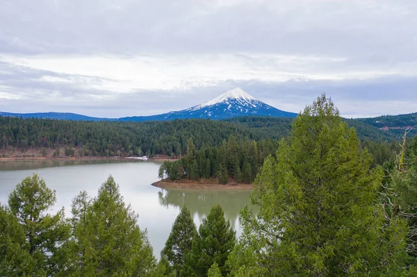 Lago tranquilo na floresta com uma montanha como fundo — Fotografia de Stock