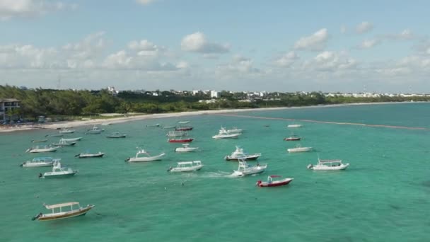 Repülés az Aqua Blue Water Boat Yard, míg egy hajó mozog a Sunrise-4k Aerial — Stock videók