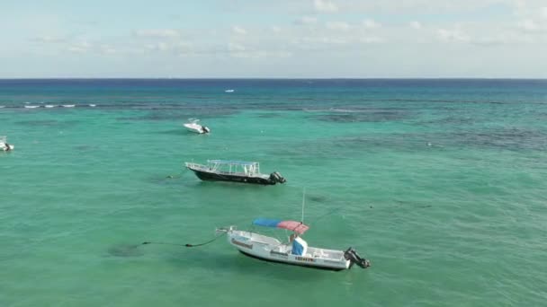 4k Flytta upp och ner Medan Cirkling en motorbåt i det orörda Karibiska vattnet — Stockvideo