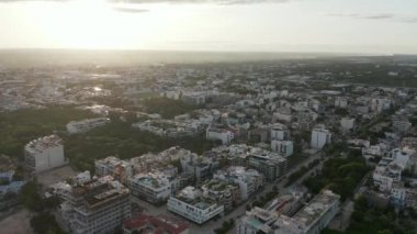 Arka planda Günbatımlı 4k Hava Şehri Üstgeçidi