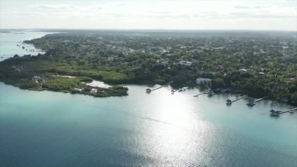 4k apoiando longe de uma bela lagoa azul - Filmagem de drones 4k em Bacalar, México — Vídeo de Stock