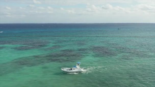 4k tiro aéreo após um barco na água cristalina do Caribe perto de Cancún — Vídeo de Stock