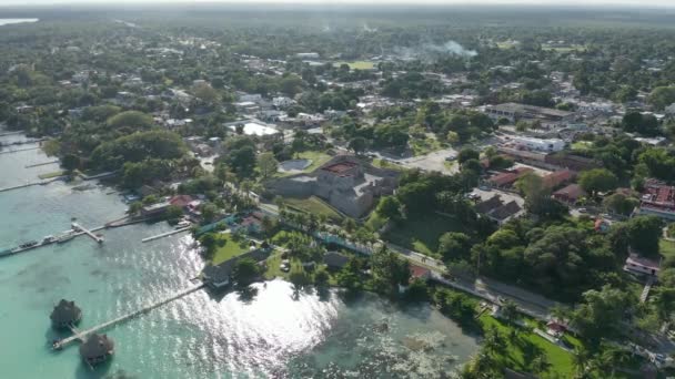 Vista sin monedero del histórico fuerte español en la costa de Small Town cerca de Belice — Vídeos de Stock