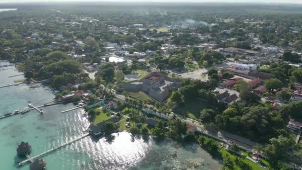 Vídeo Drone 4k Vista Alta Aproximando-se do Forte Espanhol em uma Cidade Pequena perto de Belize — Vídeo de Stock