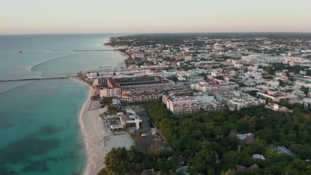 Flygfoto Soluppgång Skott över perfekt blått vatten avslöjar mexikanska Bungalows — Stockvideo