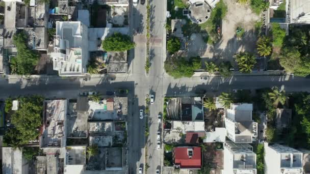 4k vista aerea verticale a seguito di una strada con traffico nella piccola città caraibica — Video Stock