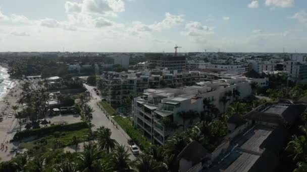 Circulando Beach Front Resort durante dia brilhante incrível na cidade perto de Cancún — Vídeo de Stock