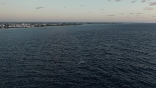 Högt flygande över morgonen Choppy Water - 4k antenn bilder av Karibien — Stockvideo