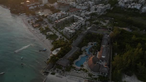 5 Star Resort Dark Theme 4k Aerial Caribbean Centrándose en la piscina al atardecer — Vídeos de Stock